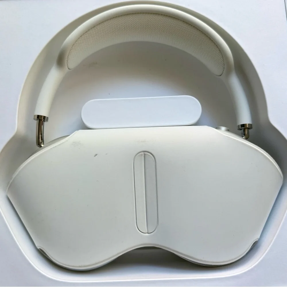 Apple AirPods Max is Silver, some minor scratches, worn less than a dozen times. - Picture 4 of 6